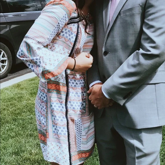 Super pretty and light summer dress! Size Medium fits like a Small. Bell sleeves - Picture 6 of 6